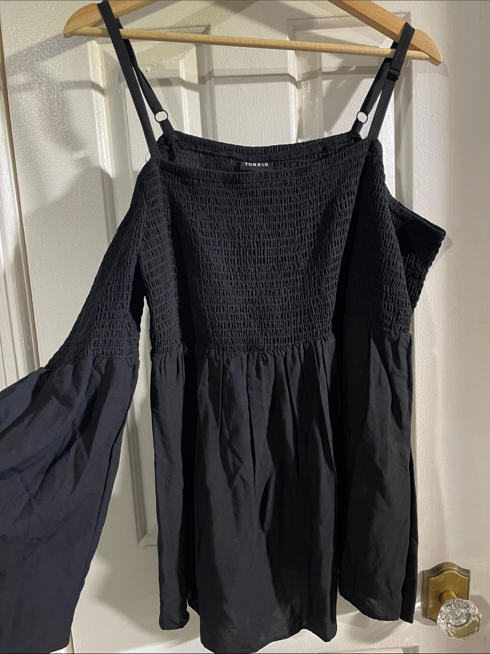 torrid Black Cold Shoulder Smocked Top with adjustable straps size 1 plus NWOT
